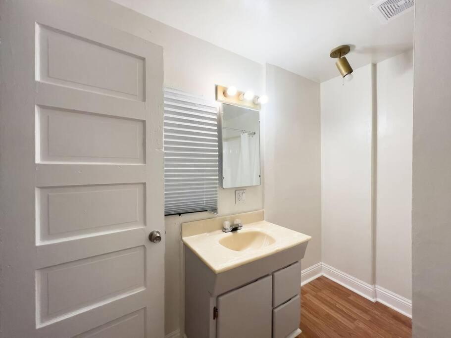 5 Bedroom Koreatown Charmer Near Dtla Holiday home