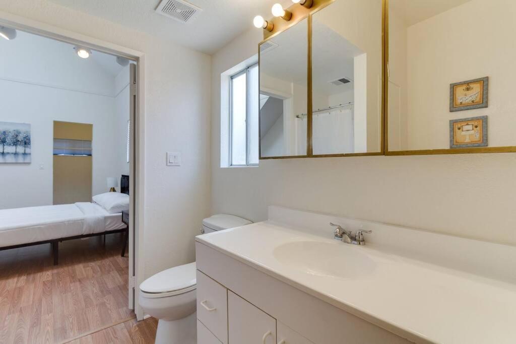 5 Bedroom Koreatown Charmer Near Dtla Holiday home