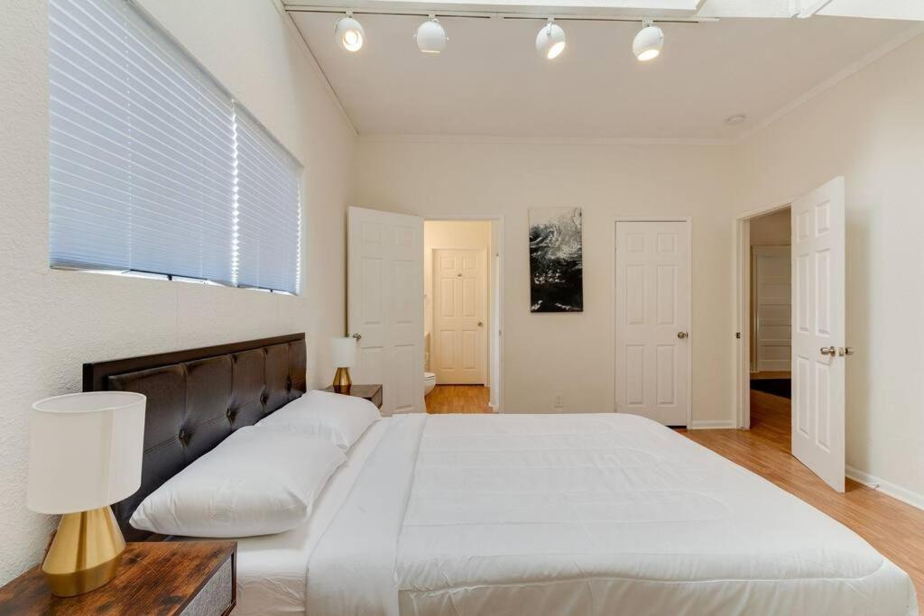 5 Bedroom Koreatown Charmer Near Dtla Holiday home